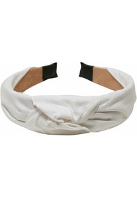 Bandeau en tissu blanc avec un design en nœud torsadé à l'avant ; présente une texture douce et des extrémités élastiques noires pour un maintien sécurisé.