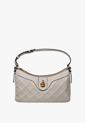 Borsa a spalla in pelle bianca trapuntata con chiusura in oro e cerniera, rifiniture nere e tracolla regolabile.