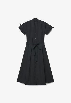 Abito midi nero con maniche corte annodate ai polsini, chiusura frontale con bottoni e cintura in vita annodata a fiocco.