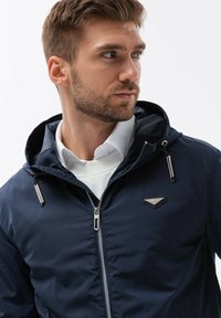 Ombre HOODED WINDBREAKER OM JANP - Giacca da mezza stagione - navy blue