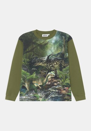 Olijfgroene lange mouwen shirt met een gedetailleerde print van dinosaurussen in een weelderig bos nabij een kabbelende stroom.