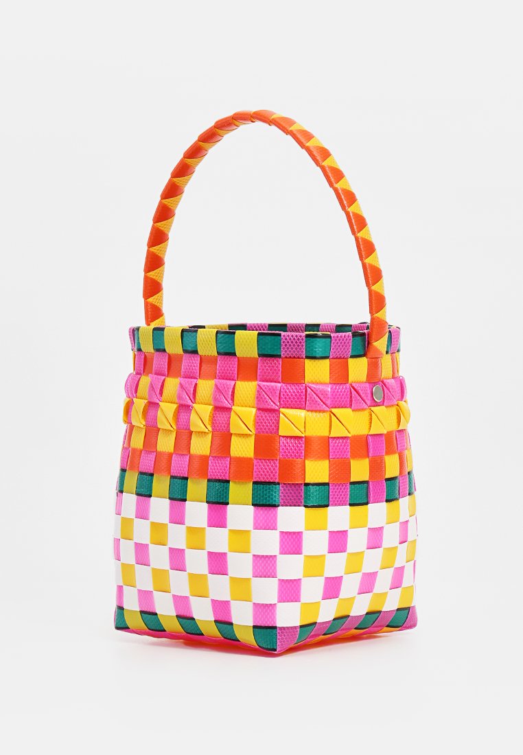 Gewebte Einkaufstasche mit einem mehrfarbigen Schachbrettmuster in Pink, Gelb, Grün und Orange; ausgestattet mit einem geflochtenen Griff.