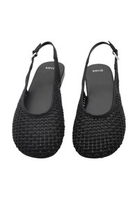 Črne tkanine slingback čevlje z odprtim prstom. Ravne podplate in preprosta sponka prispevata k njihovi funkcionalnosti.