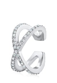 Bague en argent avec des bandes entrelacées ornées de strass transparents sur les bords, affichant une surface polie et réfléchissante.