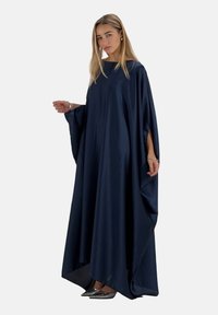 Marinblå kaftan klänning i slät tyg, med breda ärmar och en flödande design, med slitsar vid ärmarna för lättare rörelse.