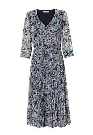 Bloemen midi-jurk met V-hals, driekwartmouwen, aansluitende taille en geplooide rok in tinten blauw, roze en beige op een zwarte achtergrond.