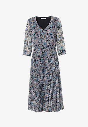 Kukkakuvioinen midi-mekko, jossa on V-pääntie, kolmanneksen hihat, istuva vyötärö ja pleatattu hame sinisen, vaaleanpunaisen ja beigen sävyissä mustalla taustalla.