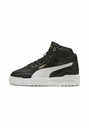 Czarny sneakers Puma z wysoką cholewką, z białym paskiem po boku, złotym logo, czarnymi sznurówkami i grubą białą podeszwą, przedstawiony z profilu na białym tle.