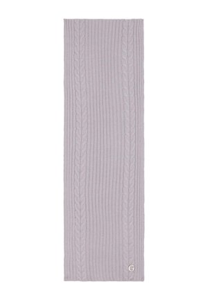 Écharpe en tricot gris avec un motif côtelé et un détail tressé, terminée par une petite lettre "G" en relief sur un bord.