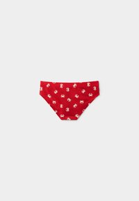 Rote Bikiniunterteile aus weichem Stoff, mit einem sich wiederholenden weißen Krabbenmuster, im Low-Rise-Design und einem elastischen Bund für Komfort.
