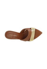 Sandal in pelle marrone con punta affusolata, decorato con strati di accenti in metallo dorato sulla cinghia e fodera interna testurizzata. Nome del brand visibile.