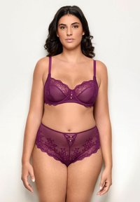 Lila spetsunderkläder i set, bestående av en balconette-bh med dekorativ sömnad och höga trosor med blommönster och utskärningar.