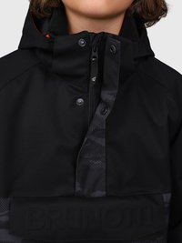 Primer plano de una chaqueta de invierno negra con cuello alto con cremallera y botones a presión, capucha y logo BRUNOTTI en relieve en el panel del pecho.