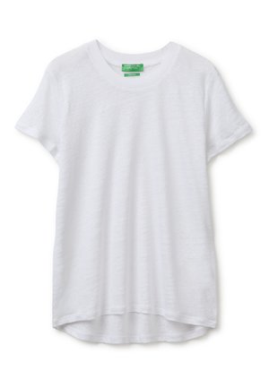 Camiseta blanca de algodón de manga corta con cuello redondo y etiqueta verde "United Colors of Benetton" en el interior del cuello.