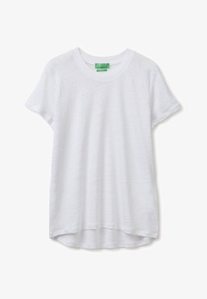 Weißes kurzärmeliges Baumwoll-T-Shirt mit Rundhalsausschnitt und grünem "United Colors of Benetton"-Etikett am inneren Halsausschnitt.