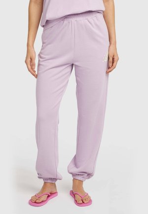 Hele lilla dressipüksid elastse vöökohaga, kogutud äärtega ja väikese graafilise detailiga küljes. Kandmiseks roosade plätudega.