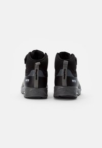 Zwarte hoge schoenen met een waterbestendig ontwerp. Voorzien van grijze accenten, een gestructureerde bovenkant en een versterkte hiel.