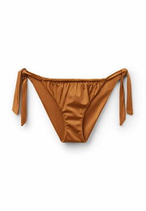 Braguitas de bikini marrones con lazos laterales y cintura elástica fruncida, mostradas sobre un fondo blanco.