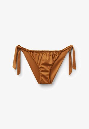 Brauner Bikinihöschen mit seitlichen Bändern und gerafftem elastischem Bund, dargestellt auf weißem Hintergrund.