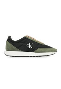 Zapatilla negra y verde oliva con paneles acolchados, acentos de ante y cordones rosa claro. Presenta una suela blanca y un logo bordado.