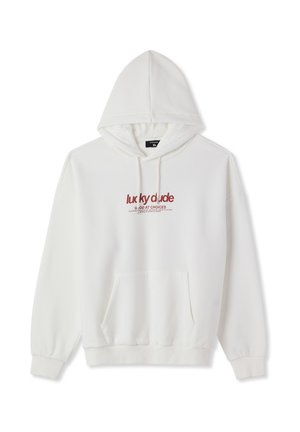 Biała bluza z kapturem z kieszenią z przodu i czerwonym nadrukiem, który głosi "szczęśliwy facet dobry w wyborze" na piersi.