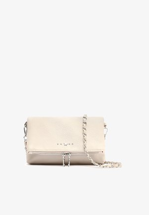 Hellbeige Leder-Crossbody-Tasche mit strukturiertem Finish und silberner Kettenriemen. Verfügt über einen Reißverschluss und ein dekoratives Sternenmotiv.