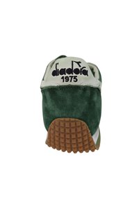 Sneaker verde in suede con linguetta beige, caratterizzata da logo ricamato nero e suola in gomma testurizzata. Vista posteriore che mette in evidenza il materiale e il design.