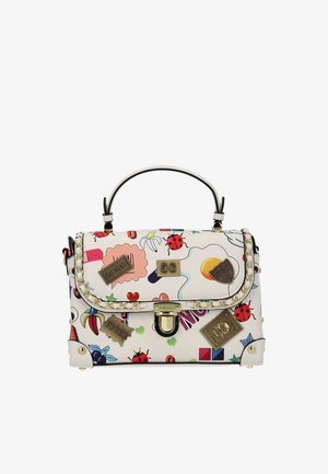 Kolorowa torebka wykonana z syntetycznego materiału z górnym uchwytem, ozdobiona łańcuszkiem oraz różnorodnymi graficznymi naklejkami i ozdobami na powierzchni.