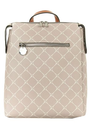 Sac à dos en cuir beige avec motif géométrique blanc, poignée supérieure, poche zippée à l'avant et breloque ronde argentée sur la fermeture éclair.