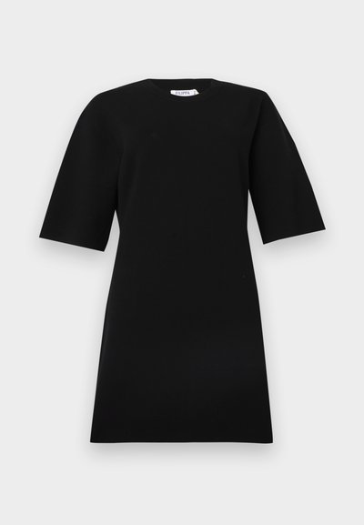 Μαύρο φόρεμα μέχρι το γόνατο με κοντά μανίκια και στρογγυλή λαιμόκοψη, απλωμένο επίπεδα πάνω σε ανοιχτό φόντο.