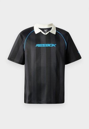 Reebok crna polo majica s vertikalnim prugama, s bijelom kragnom i plavim logotipom na prsima. Kratki rukavi, glatka tekstura tkanine.