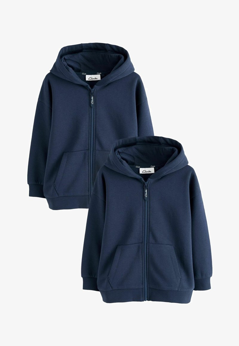 Deux sweat-shirts à capuche zippés bleu marine avec poches avant et marquage Clarks sur les fermetures éclair et les étiquettes à l'intérieur du col.