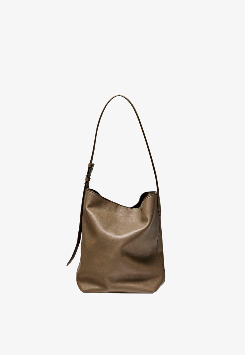 Sac à bandoulière en cuir marron avec une sangle réglable et une texture douce légèrement froissée, présenté sur un fond blanc.