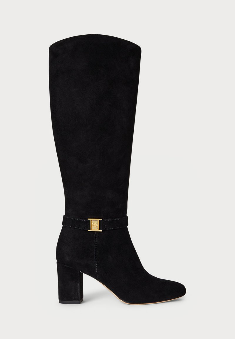 Bottes hautes en suédine noire, avec un bout carré, un talon bloc et des accents dorés sur une ceinture noire.