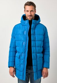 Giacca imbottita blu con cappuccio, caratterizzata da sezioni a righe orizzontali, zip frontale e due tasche anteriori con chiusura a patta.
