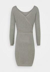 Abito lavorato a maglia verde oliva con scollatura a V profonda e maniche lunghe, caratterizzato da una silhouette aderente e una texture a coste su tutta la superficie.