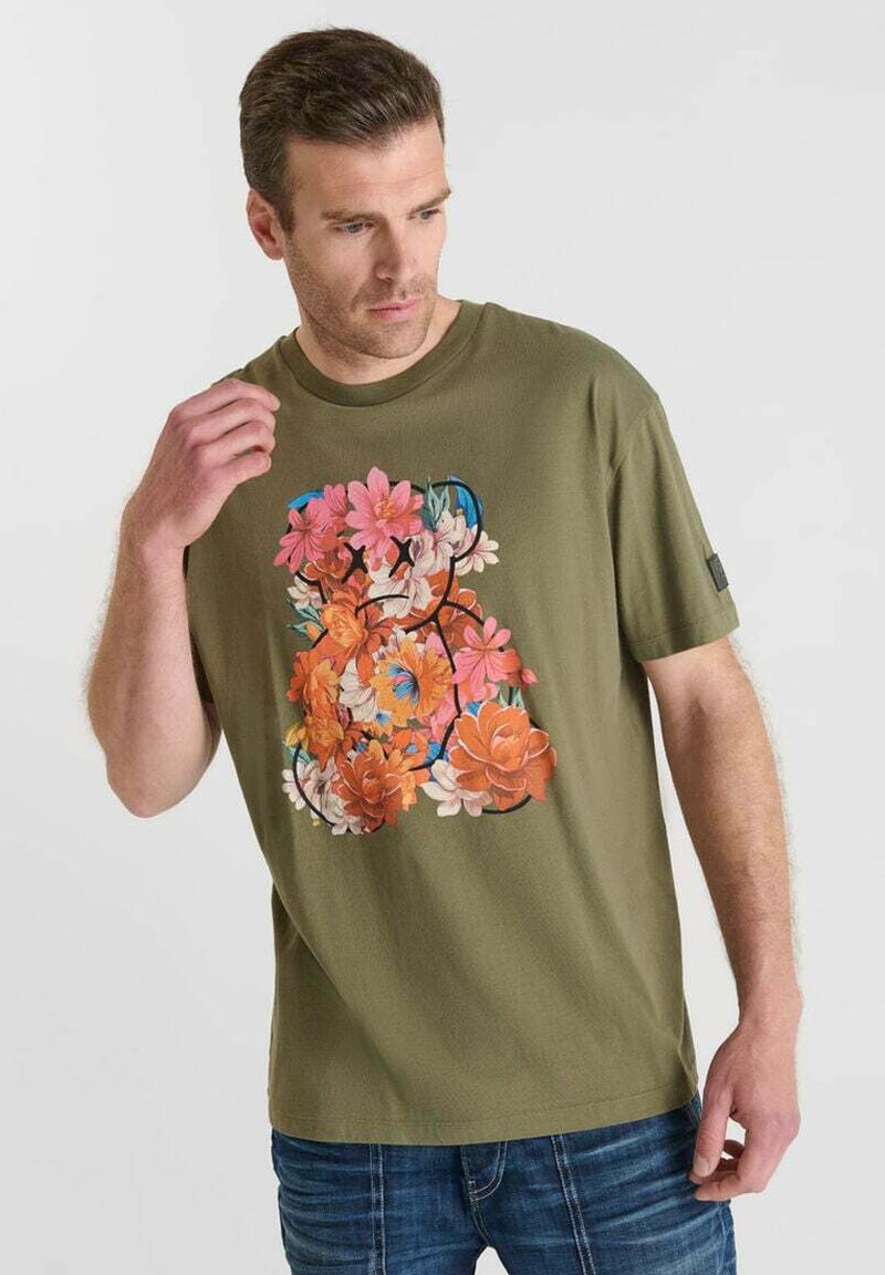 Camiseta de algodón en verde oliva con un vibrante estampado floral en rosa, naranja y blanco, con cuello redondo y mangas cortas.