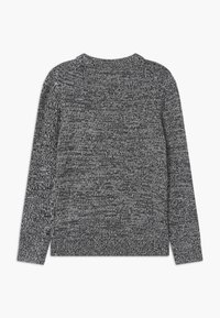 Mörkgrå stickad tröja med ett strukturerat mönster, rund halsringning och långa ärmar. Inga synliga stängningar eller ytterligare detaljer.