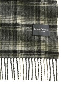 Sciarpa a scacchi grigia e verde realizzata in materiale morbido, con bordi frangiati e un'etichetta nera con il design "Marc O'Polo".