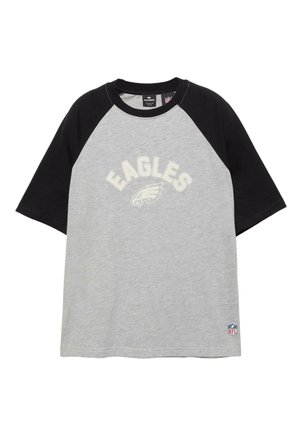 Tricou raglan gri și negru cu mâneci scurte, textul "EAGLES" și logo-ul capului de vultur în centru, logo-ul NFL aproape de tivul de jos.