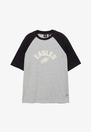 Rövid ujjú szürke és fekete raglán póló, középen "EAGLES" felirattal és sasfej logóval, az NFL logója a szegély közelében.