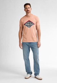 Petrol Industries ARTWORK BLUEFIN - T-shirt print - dusty peach