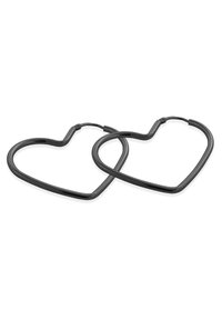 Schwarze, herzförmige Creolen aus Metall mit glatter Oberfläche und dünnem, geschwungenem Design sowie einem sicheren Verschlussmechanismus.