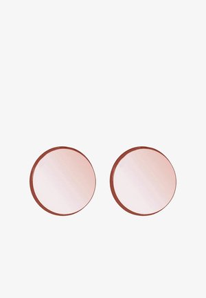 Deux miroirs de maquillage ronds avec cadre en or rose et surfaces légèrement réfléchissantes sur fond blanc uni.