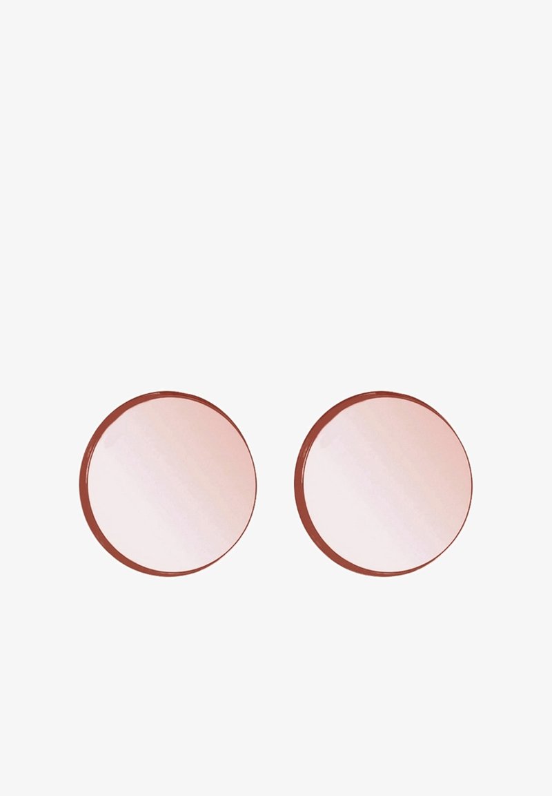 Deux miroirs de maquillage ronds avec cadre en or rose et surfaces légèrement réfléchissantes sur fond blanc uni.
