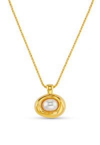 Κολιέ με χρυσό μενταγιόν που διαθέτει μια στρογγυλή λευκή πέρλα, τοποθετημένη σε στριφτό χρυσό πλαίσιο, κρεμασμένο από μια στριφτή χρυσή αλυσίδα.