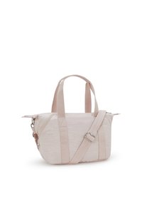 Ljusrosa texturerad handväska med dubbla topphandtag, justerbar axelrem och silverfärgade dragkedjeslutningar mot en vit bakgrund.