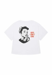 Balta marškinėliai trumpomis rankovėmis, su juodu grafiniu atvaizdu, vaizduojančiu moters veidą su pirštu prie lūpų ir tekstu "OOPS I DON'T CARE" raudona spalva.