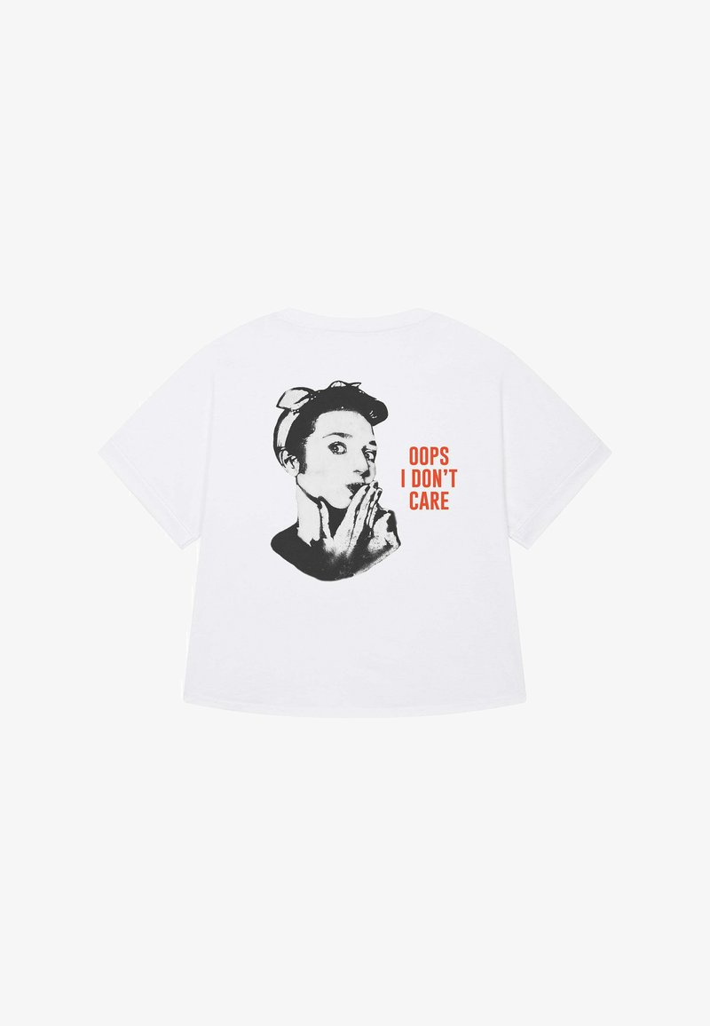 Witte t-shirt, korte mouwen, met een zwarte grafische print van een vrouwen gezicht met een vinger op haar lippen en de tekst "OOPS I DON'T CARE" in het rood.