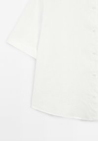 Wit linnen overhemd met korte mouwen, voorzien van een knoopsluiting aan de voorkant, een rechte zoom en een licht gestructureerde stof.